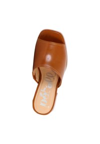 Scarpa in plastica marrone da indossare con design aperto all'altezza delle dita e tacco basso e quadrato. La soletta presenta il nome del marchio "pétale" in grigio chiaro.