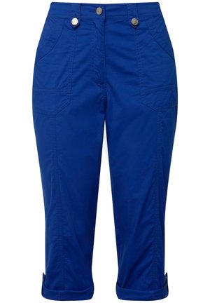 Pantaloni capri blu realizzati in un materiale leggero, con due tasche frontali, orli arrotolati e dettagli con bottoni argentati.