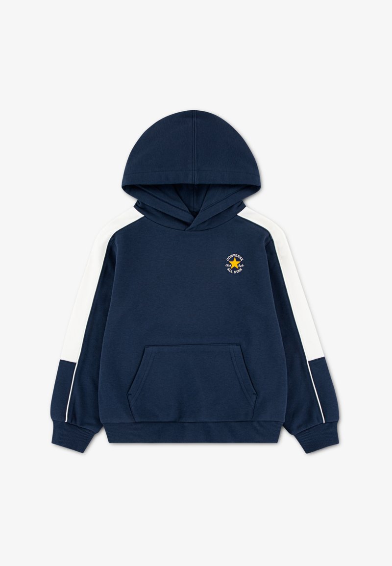 Sweat à capuche bleu marine avec des bandes blanches latérales, une poche kangourou et le logo "Converse All Star" avec un emblème d'étoile jaune.