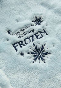 Ljusblå fleecefilt med marinblå broderad text "FROZEN" och snöflingemönster. Mjuk textur, inga synliga kanter.