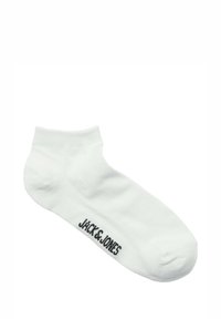 Witte enkelsok gemaakt van zachte stof met een geribbelde boord en een zwart "JACK & JONES" logo aan de zijkant gedrukt. Gladde textuur, zonder patronen.