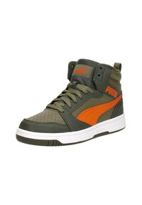 Wysokie sneakersy w oliwkowej skórze z perforowanym noskiem, kontrastującą pomarańczową pionową linią, białą podeszwą środkową oraz wyściełanym kołnierzem.