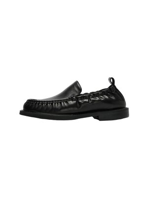 Schwarzer Leder-Slipper mit gerafften Seiten, rundem Zeh, flacher Sohle und Zuglasche an der Ferse.