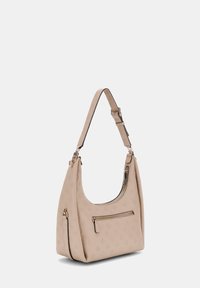 Beige syntetisk skuldertaske med en buet form, der har et lynlåsrum og et tekstureret logomønster. Justerbar strop inkluderet.