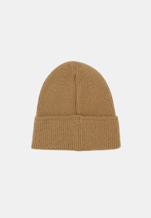 Bonnet en tricot marron avec une texture côtelée et un ourlet replié, conçu pour la chaleur et le confort.