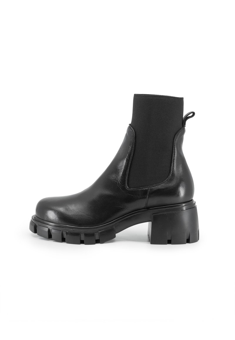 Stivale alla caviglia in pelle nera con suola in gomma spessa, pannelli elastici laterali e un inserto sul retro per facilitarne l'indossamento.