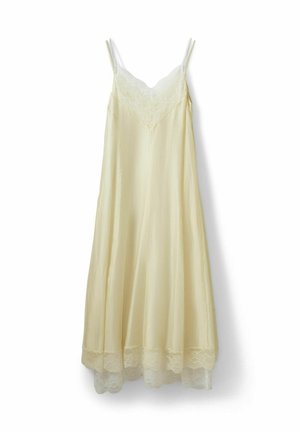 Krémové saténové šaty s čipkovanou bordúrou na výstrihu a leme, s tenkými nastaviteľnými ramienkami, zobrazené na bielom pozadí.