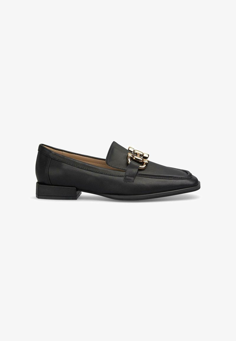 Zwarte leren loafers met een vierkante neus, met een gouden kettingaccent en een lage blokhak. Gladde textuur en minimale stikseldetails.