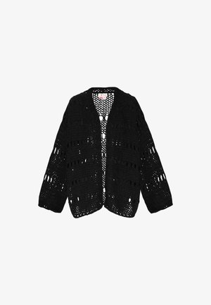 Schwarze, offen frontale Häkelstrickjacke mit langen Ärmeln und lockerem Muster, auf einem weißen Hintergrund präsentiert.