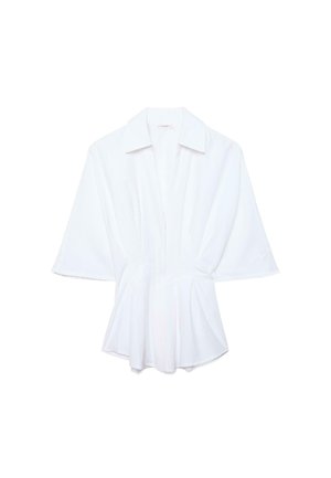 Weiße kurzärmelige Bluse mit weitem Kragen und tailliertem Bund, versehen mit sanften Falten für eine entspannte, dennoch strukturierte Passform.