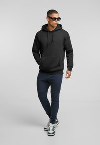 Mister Tee Jersey con capucha - black