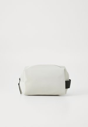 Borsa da toilette impermeabile bianca di forma rettangolare, con una sottile tracolla nera e un logo discreto. Texture liscia con un design minimalista.