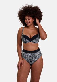Ensemble bikini noir et blanc avec un motif de feuilles, tissu doux, soutien-gorge rembourré avec bretelles ajustables, et bas taille haute avec une ceinture noire.