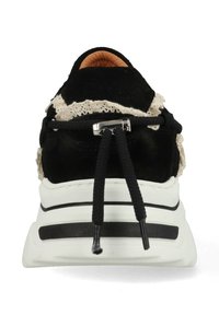 Zwarte suède sneaker met veterafwerking, textuur bovenkant, zwarte veters en een witte zool met zwarte strepen. Rond neus en gewatteerde kraag.