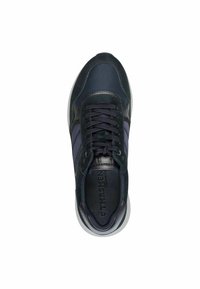 Marineblaue Sportschuhe mit einem Obermaterial aus Mesh und Synthetik, runder Zehenpartie, Schnürverschluss und kontrastierenden seitlichen Streifen. Gepolstertes Zwischensohle und Gummilaufsohle.