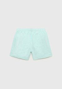 Světle modré plavkové šortky s kostkovaným vzorem, elastickým páskem a zadní kapsou. Materiál má hladkou texturu, vhodný pro vodní aktivity.