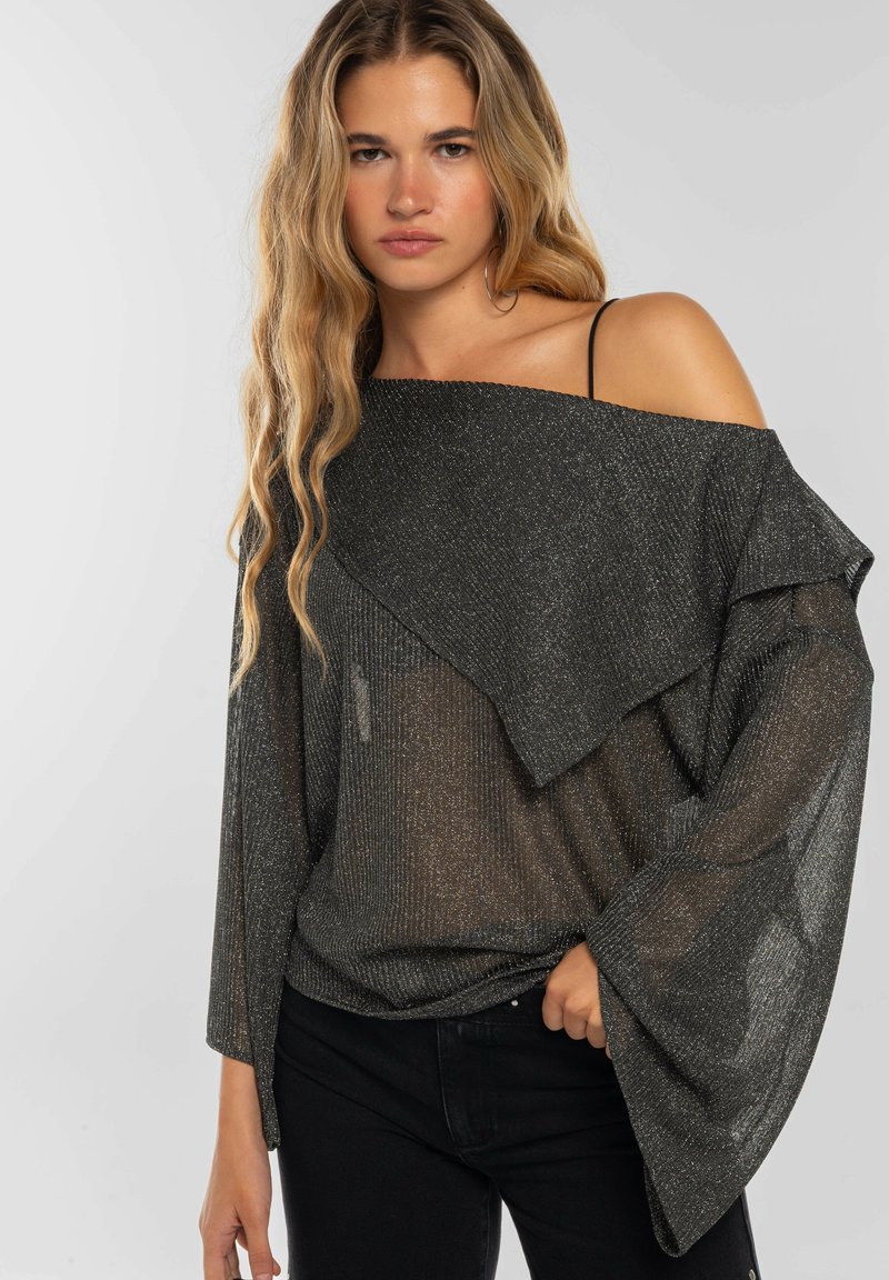 Top transparente negro con un brillo metálico, diseño off-the-shoulder y mangas drapeadas. Tejido texturizado con un ajuste suelto.