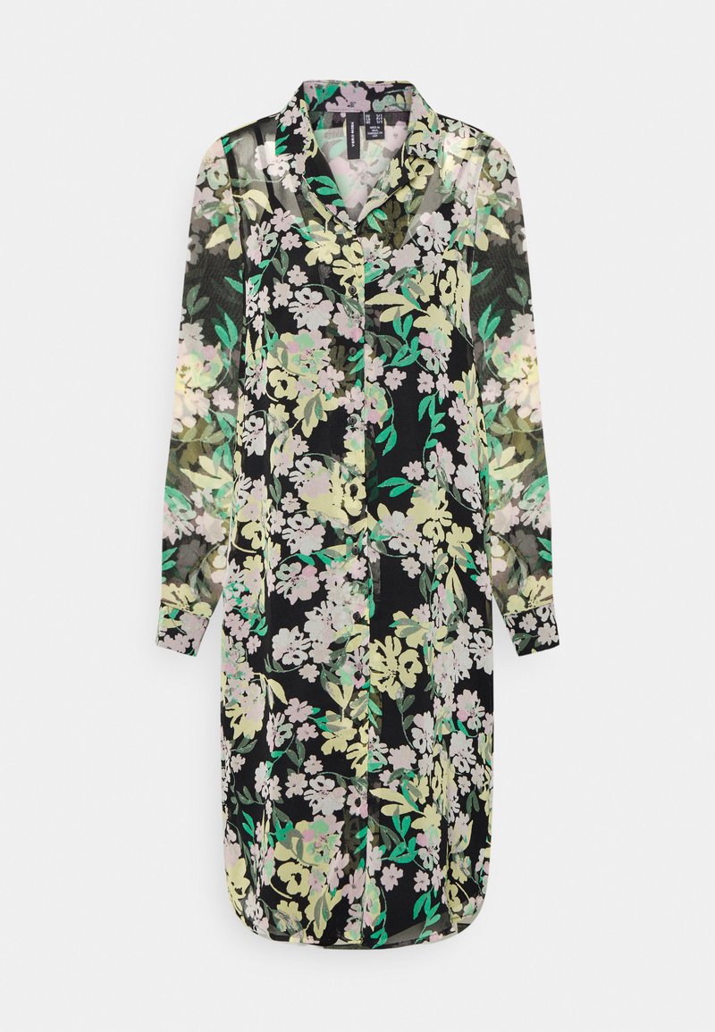 Vestido camisetão floral com fundo preto, apresentando flores em verde claro e rosa, mangas longas e gola. O tecido é semi-transparente.