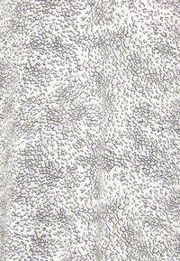 Tecido texturizado com um padrão de escamas repetitivo em branco com nuances de cinza claro e lavanda, suave ao toque e leve.