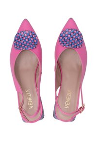 Růžové ploché boty s špičatou špičkou a tkaným vzorem v modré a růžové. Mají zadní strap a zlatý přezku. Hladký povrch.