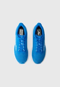 Zapatillas deportivas azules con una parte superior de malla texturizada, cordones planos y detalles en blanco. Presentan una suela acolchada y un logo en la lengüeta.