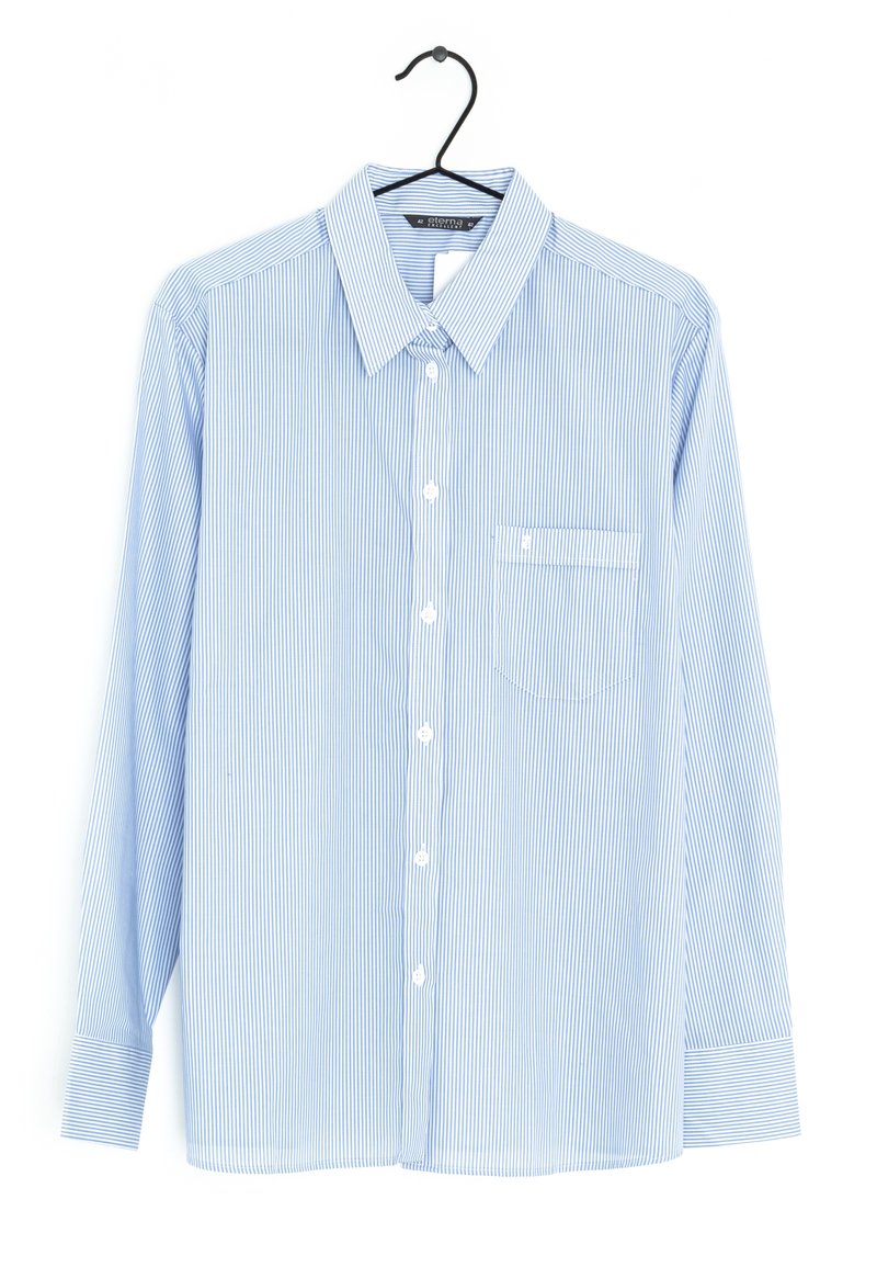Chemise habillée bleu clair avec rayures verticales blanches, devant boutonné, poche poitrine et manches longues sur un cintre contre un fond blanc.