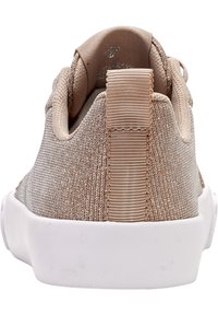 Jasnokremowe sneakersy z teksturowanej tkaniny, elastycznym uchwytem na pięcie i białą gumową podeszwą. Charakteryzują się gładkim, minimalistycznym designem.