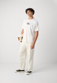 Marc O'Polo DENIM GRAPHIC OVERZIDED FIT - Apdrukāts T-krekls - offwhite