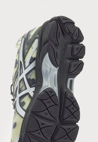ASICS SportStyle GEL CUMULUS 16 SSCB SIGNATURE SERIES CECILIE BAHNSEN UNISEX - Tenisice - ivory/black