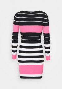Robe rayée avec des rayures horizontales noires, blanches et roses. Manches longues, texture côtelée, coupe ajustée et encolure ronde.