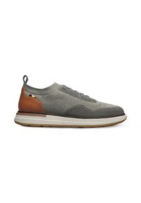 Scarpe da ginnastica grigie con parte superiore in rete, accentuazione in pelle sul tallone, lacci piatti e una suola intermedia bianca spessa. Presenta un tassello sul tallone.
