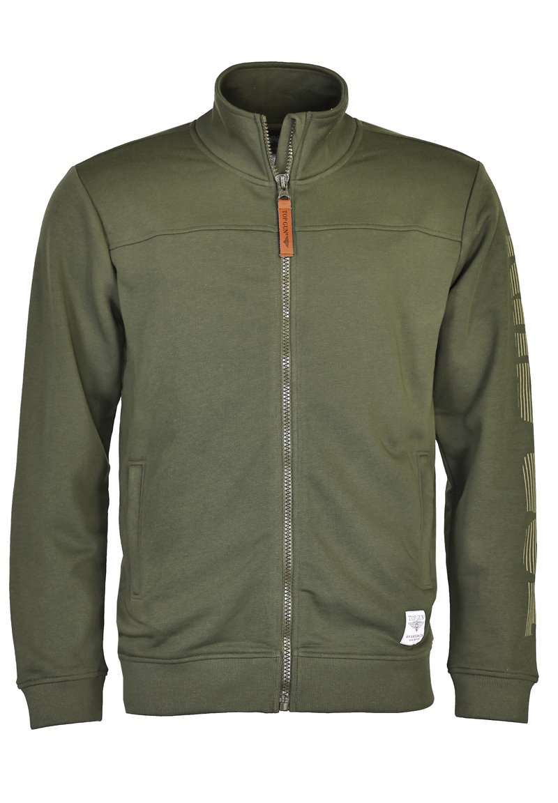 Oliwkowa bluza z zamkiem błyskawicznym o wysokim kołnierzu, z bocznymi kieszeniami i teksturowanym materiałem. Posiada skórzaną metkę oraz pionowy wzór na rękawach.