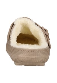 Beige tossut, joissa on kudottu ulkopinta ja pehmeä valkoinen vuori. Avoin takasuunnittelu, jossa on koristeellinen hihna toisella puolella.