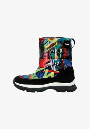 Bunte Stiefel bis zur Mitte der Wade mit grafischen abstrakten Designs, die eine schwarze Stoffbasis, eine gepolsterte Sohle und ein gebrandetes Etikett an der Seite aufweisen.