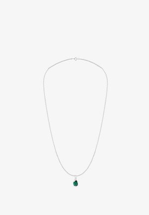 Zilveren ketting met een druppelvormige smaragd hanger, voorzien van een gepolijste afwerking en een gebogen, elegante dop.