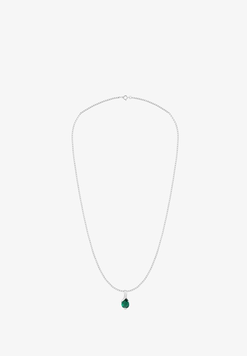 Strieborný náhrdelník s retiazkou, ktorý má prívesok v tvare slzy s emeraldom, s lesklým povrchom a zakriveným, hladkým viečkom.