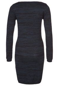 Abito a maniche lunghe in maglia a righe blu scuro e nere. Sagomato con scollo a barca e texture a coste su tutta la superficie.