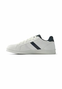 Hvit sneaker med en glatt lærfinish, marineblå detaljer, snøring, lavt design og gummisåle. Har diskrete side-striper.