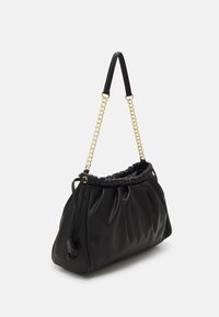 Bolso de hombro de cuero suave negro con parte superior fruncida, cadena dorada y detalle de cordón sobre fondo blanco.