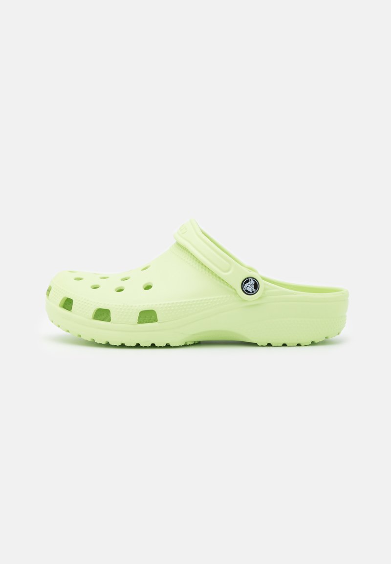 Crocs CLASSIC UNISEX - Mulas - celery
