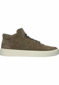 Baskets montantes en suède brun avec une semelle en caoutchouc blanc, design à lacets et marquage minimal sur le côté. Tige texturée avec des accents lisses.