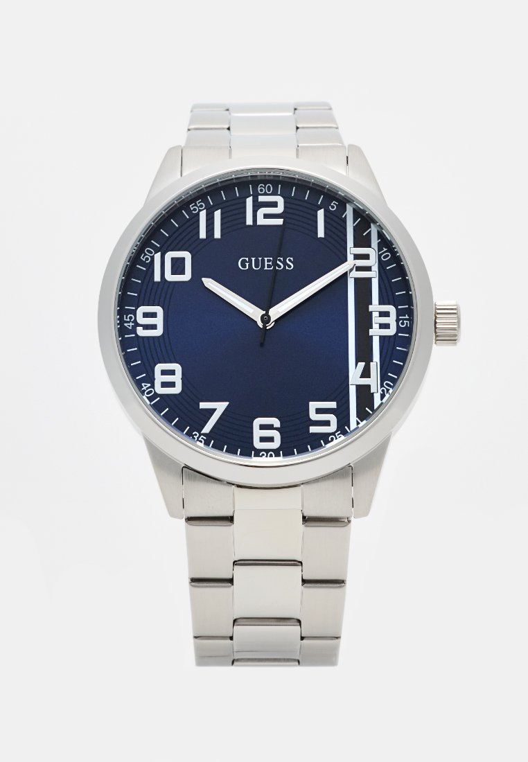 Reloj de acero inoxidable plateado con esfera azul marino, marcadores de hora blancos y agujas plateadas. Cuenta con una caja redonda y una pulsera de eslabones.