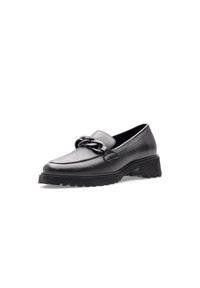 Mocassin femme en cuir noir avec semelle épaisse et détail de chaîne décorative sur le dessus, incliné pour montrer la vue latérale et frontale.