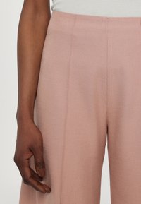 AERON PEN  - Pantaloni scurți - mottled pink