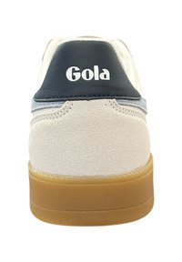 Sneaker Gola bianca e blu navy realizzata in suede e pelle, dalla forma arrotondata, con una suola in gomma testurizzata e un logo stampato sul tallone.