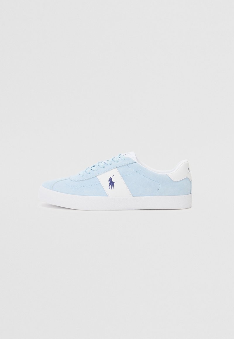 Gaiši zili zamšaini sporta apavi ar baltām akcentiem, apaļām purngaliem un plakanu zoli. Malā atrodas purpura krāsas logo un zila aukla.