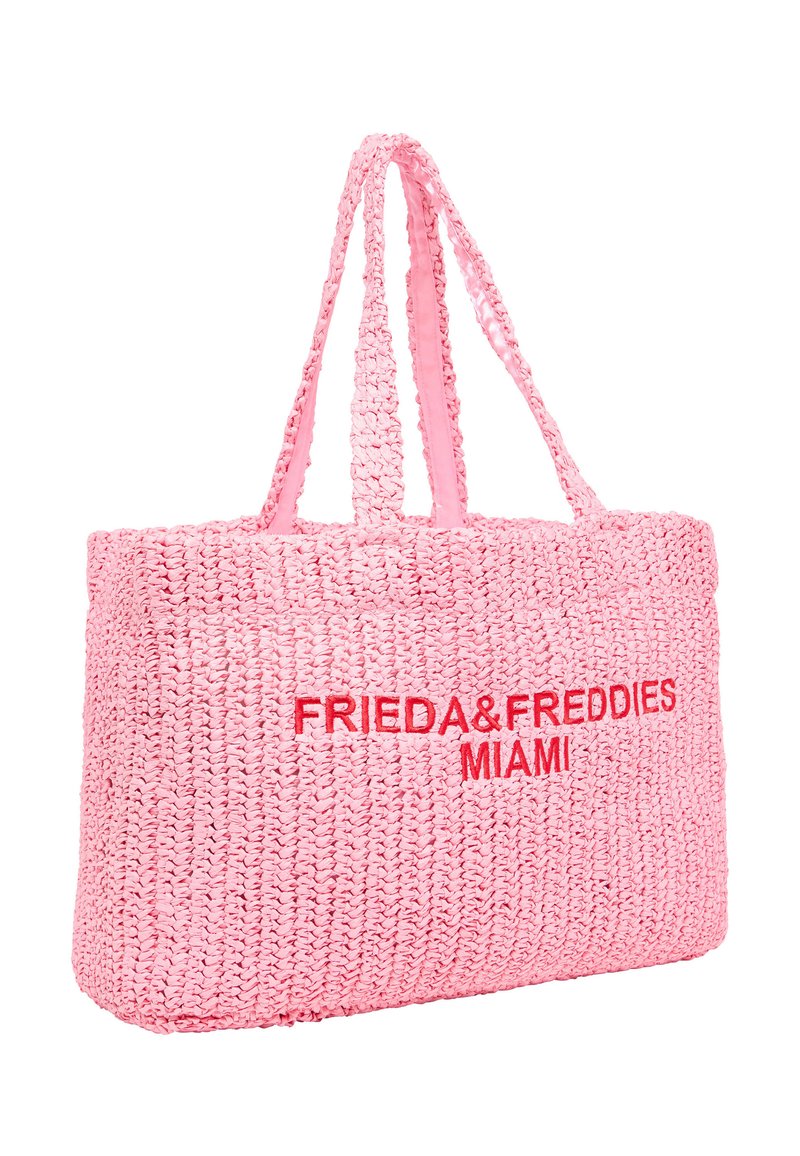 Różowa pleciona torba na ramię z dwoma teksturowanymi paskami i haftowanym czerwonym logo "FRIEDA&FREDDIES MIAMI". Prostokątny kształt.