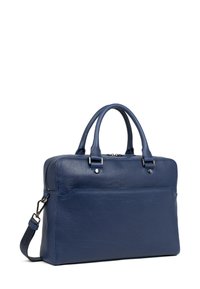Borsa in pelle blu navy con manici superiori doppi, tracolla rimovibile e tasca frontale, caratterizzata da una finitura texturizzata e dettagli in metallo argentato.