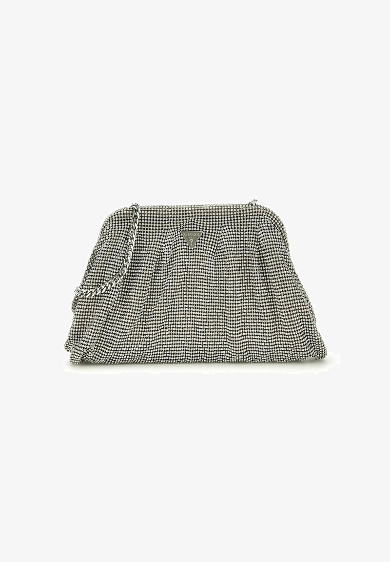 Pochette en tissu à motifs damier noir et blanc avec une bandoulière en chaine, design plissé, et une plaque logo en forme de triangle à l'avant.