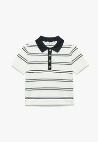 Stripet polo skjorte i hvid og marineblå, med korte ærmer, ribbet krave og tre gyldne knapper på stolpen. Blød tekstur.